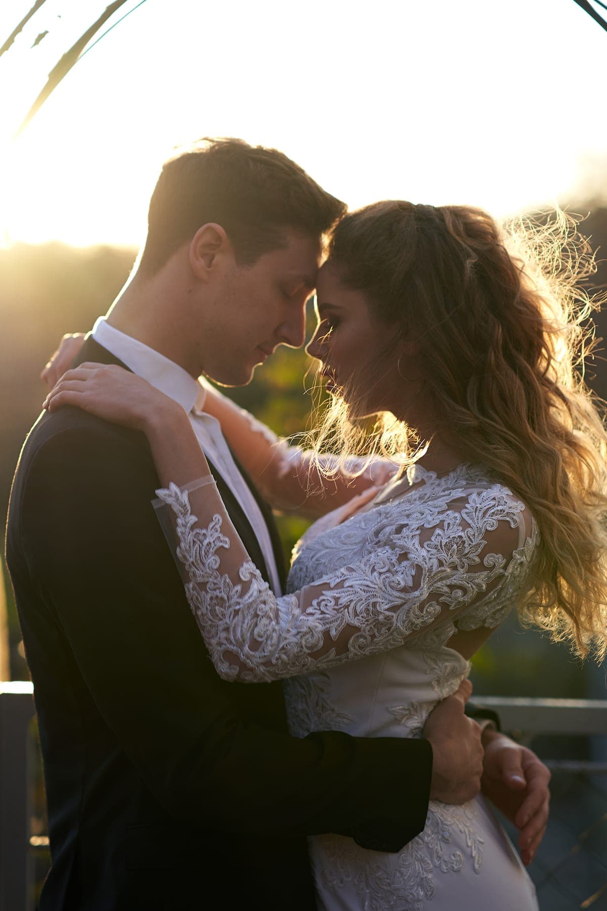 Brautpaar im Abendlicht – Hochzeitsfotografie München von Oxana Kreutzer