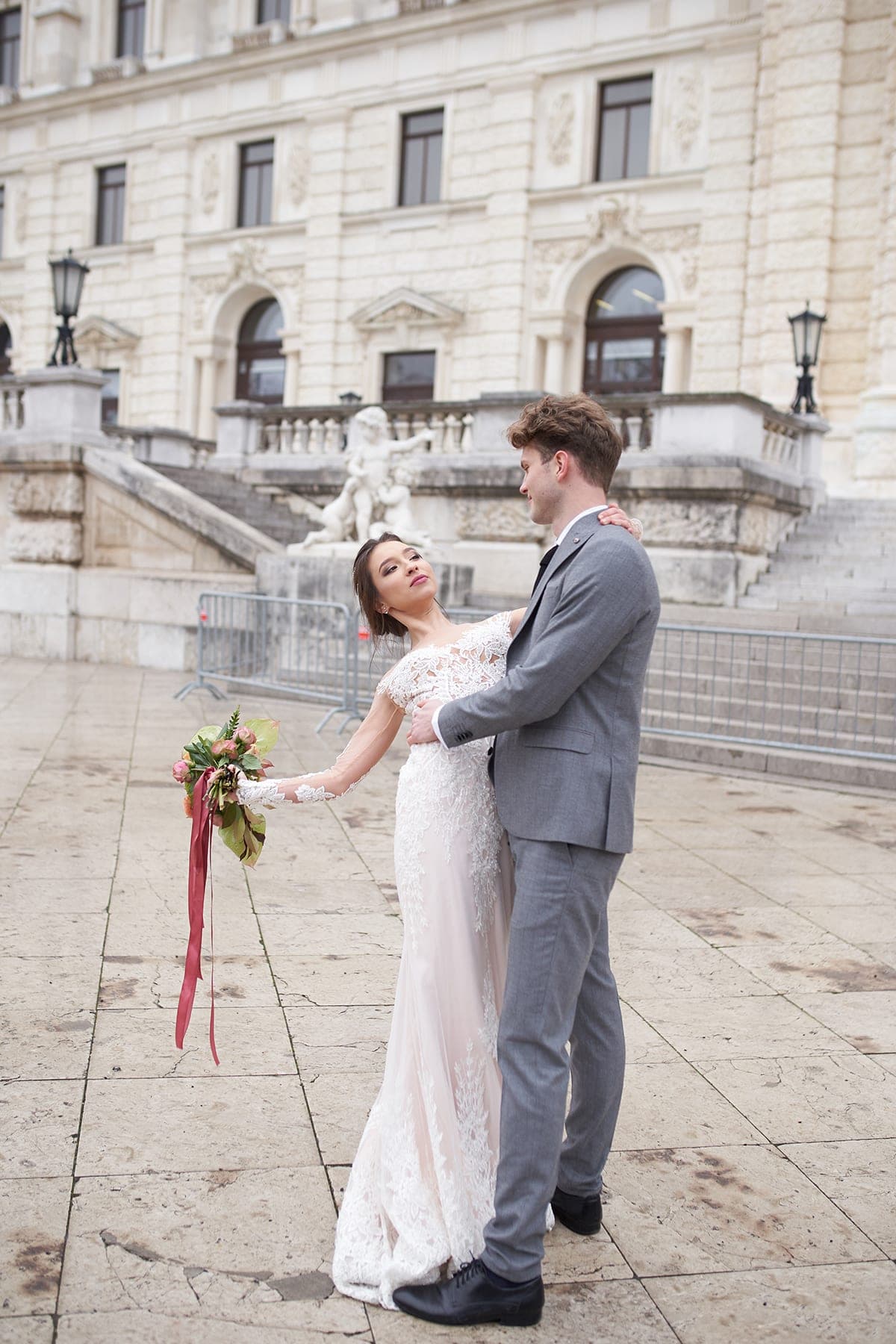 Glückliches Brautpaar, fotografiert von Hochzeitsfotografin Oxana Kreutzer in München
