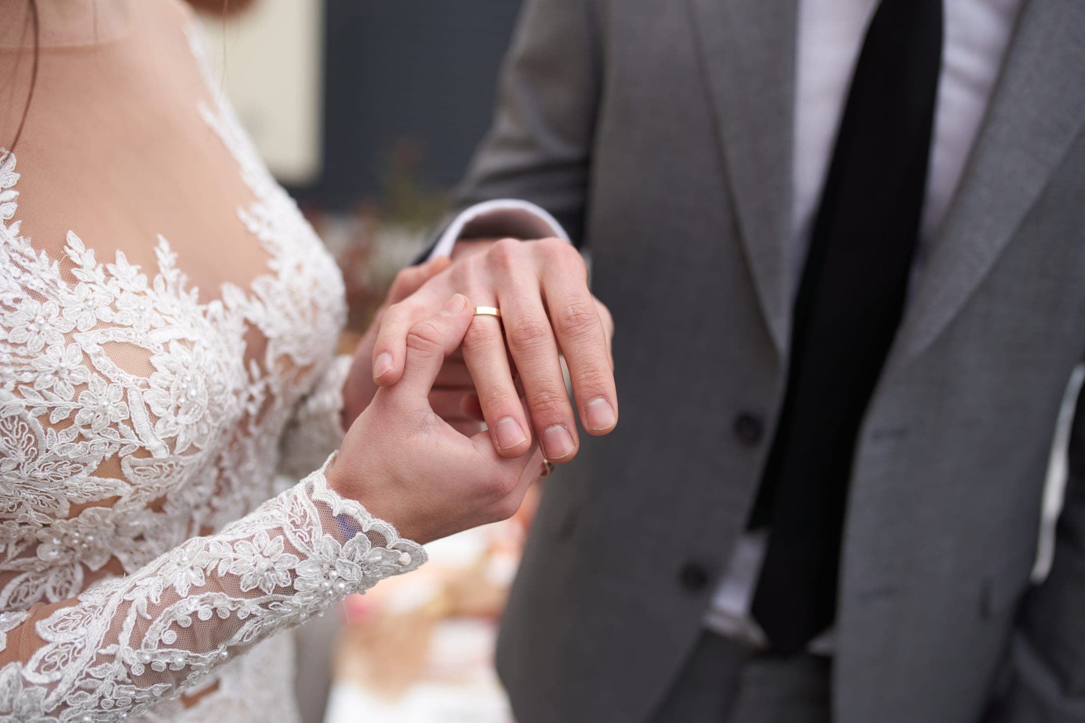 Romantischer Hochzeitsmoment in München – Oxana Kreutzer Photography