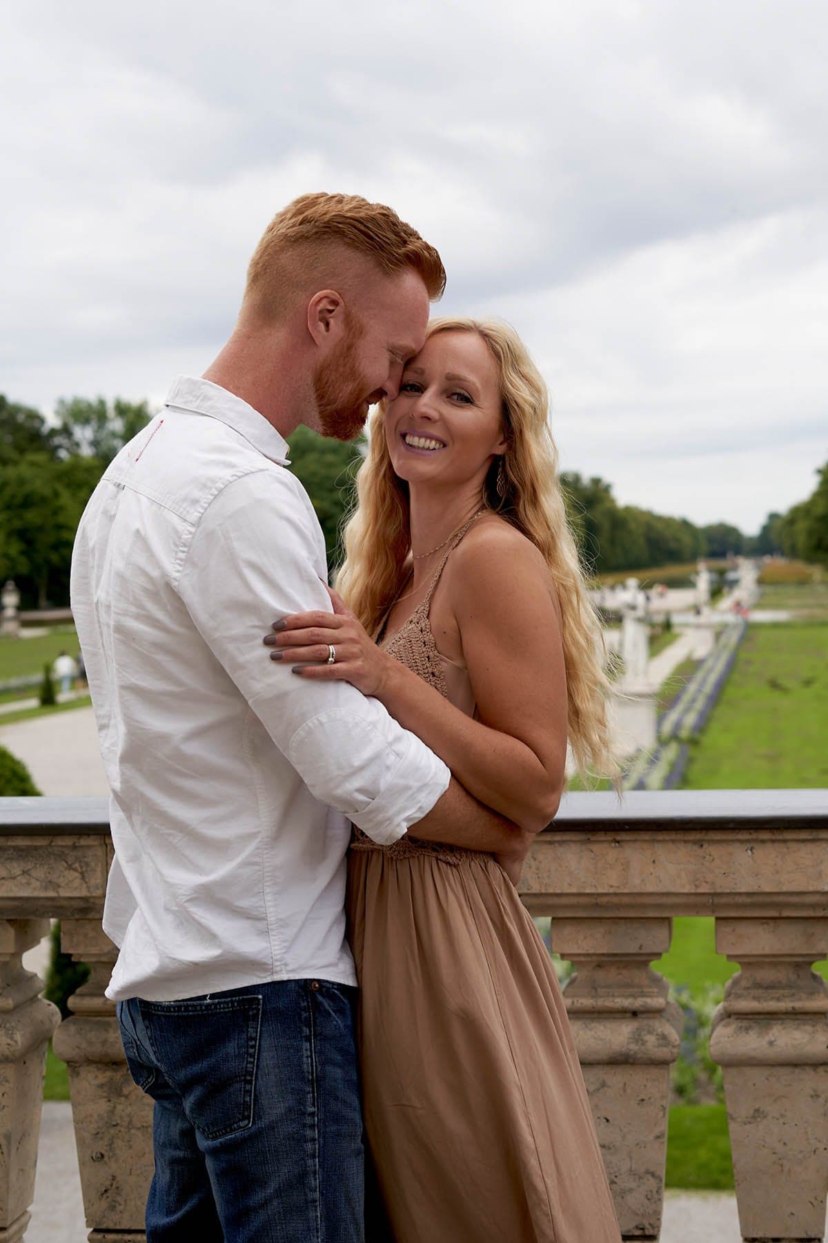 Paar Hand in Hand – Paarshooting München mit Oxana Kreutzer