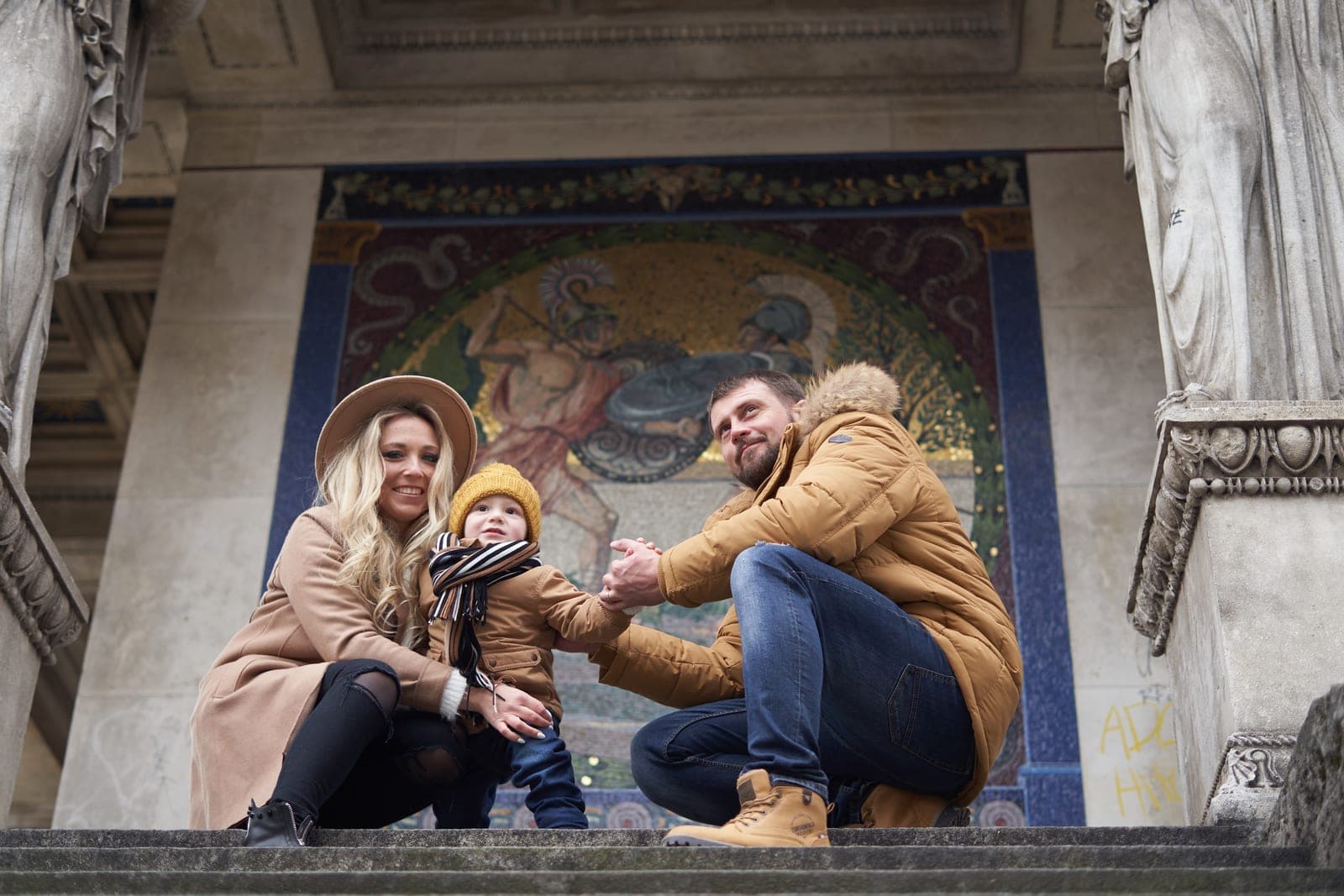 Familie lacht entspannt während eines Familienfotoshootings in der Münchner Altstadt