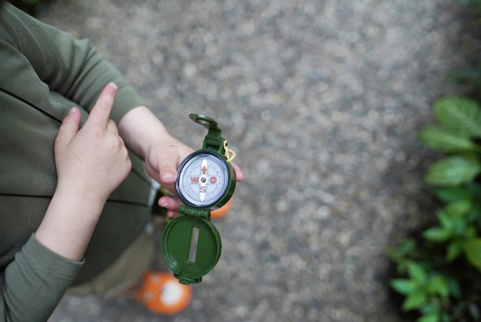 Two siblings with binoculars during an explorer kids photoshoot in the Munich Botanical Garden