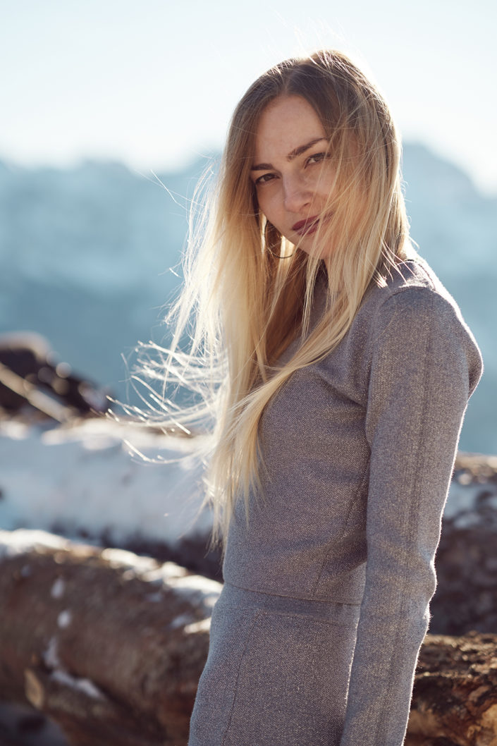 Schöne Frau in den Bergen